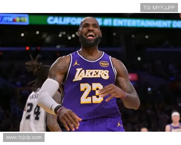 詹姆斯突破历史得分纪录领先湖人战胜勇士队展现不老神话